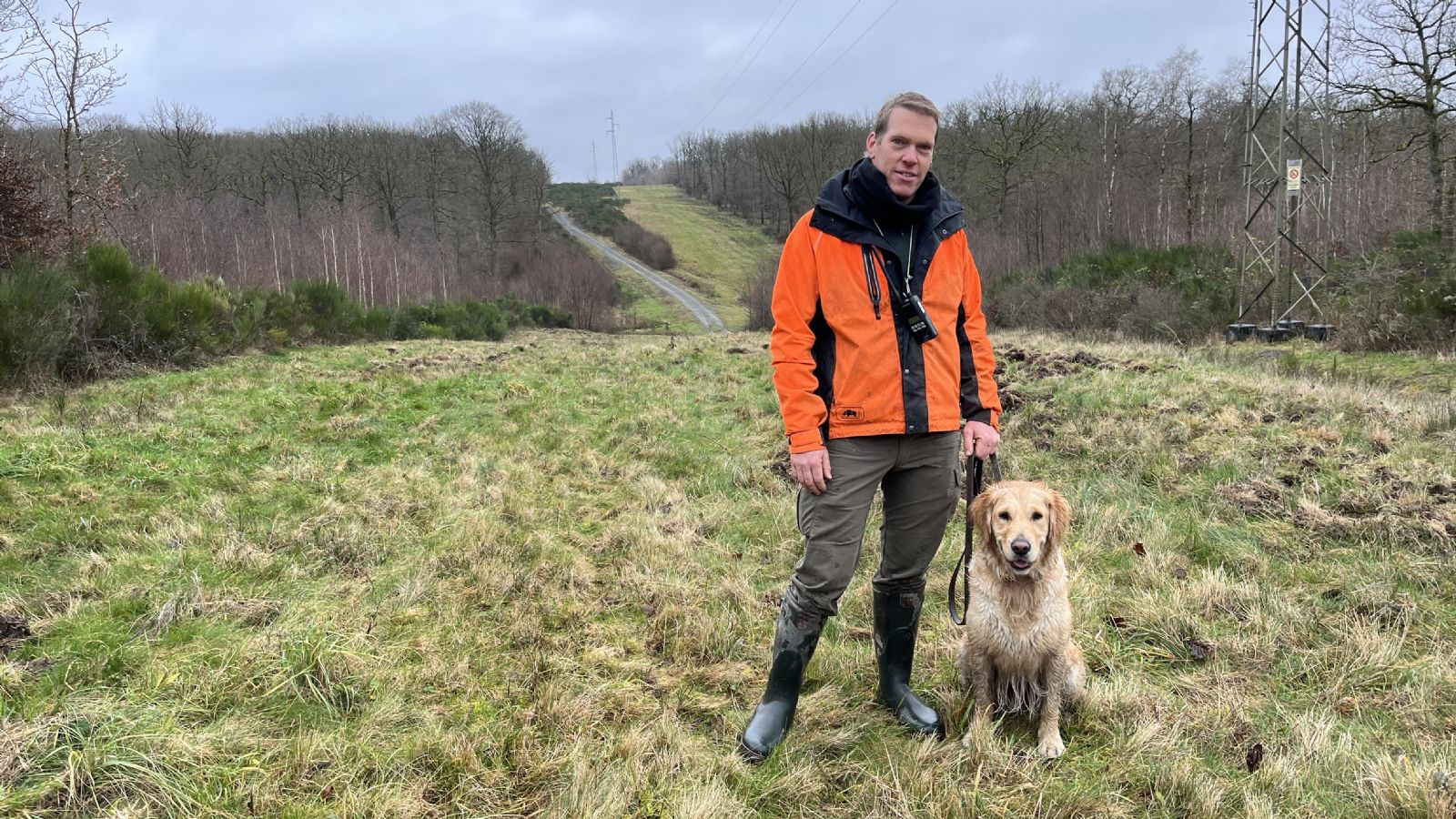 Kevin Brams, traqueur, et son golden retriever